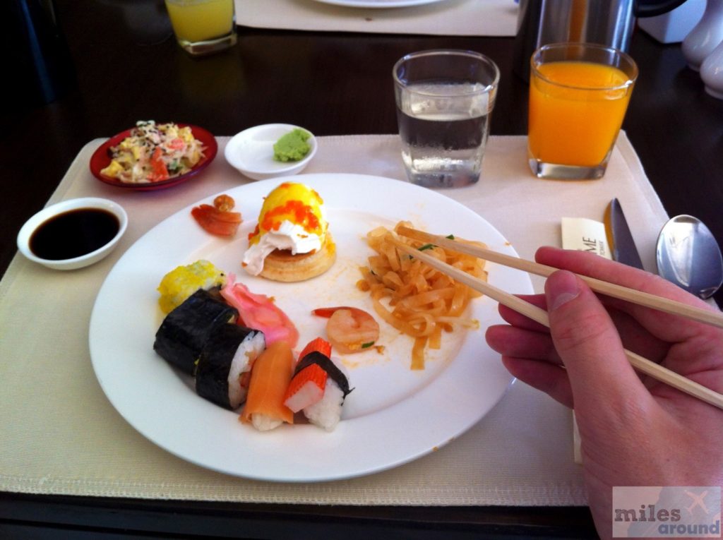 Allerlei verschiedenen Sushi, Eier Benedict oder Shrimps mit chinesischen Nudeln