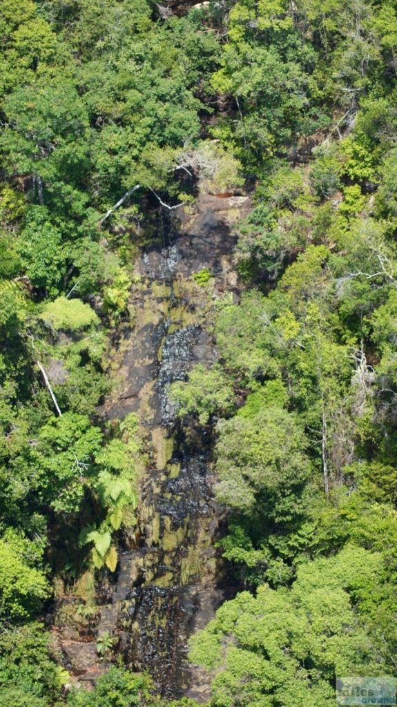 Blick auf den Wasserfall Air Terjun Telaga Tujuh bei der Bergfahrt mit der Langkawi Cable Car