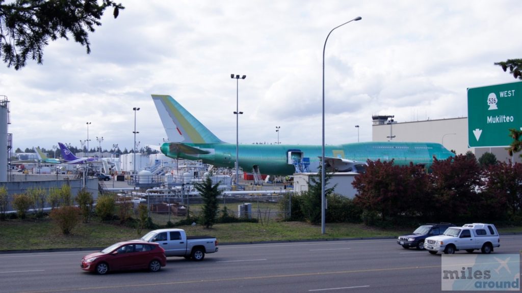 Boeing 747 vor der Lackierhalle