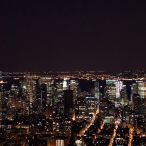 Lower Manhattan vom Empire State Building bei Nacht