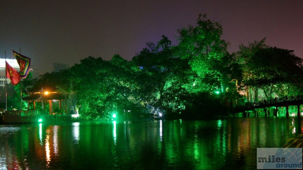 Jadebergtempel bei Nacht