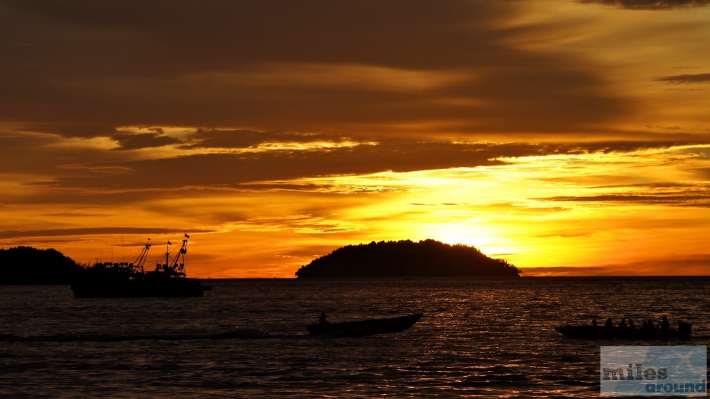 Sonnenuntergang über der Insel Mamutik