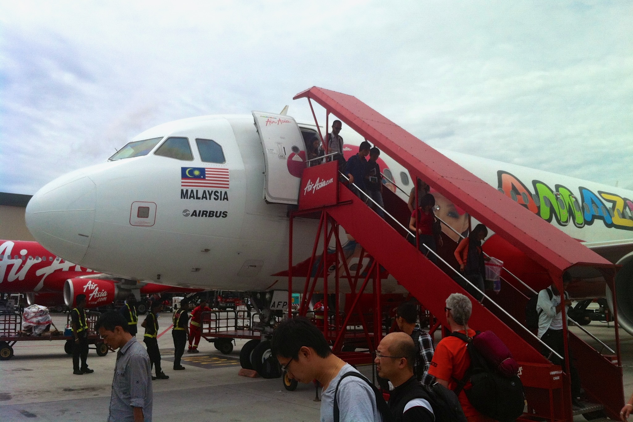 AirAsia A320-200 bei der Ankunft in Kuala Lumpur