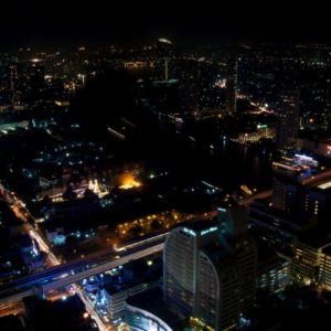 Ausblick auf Bangkok bei Nacht aus dem 58. Stock