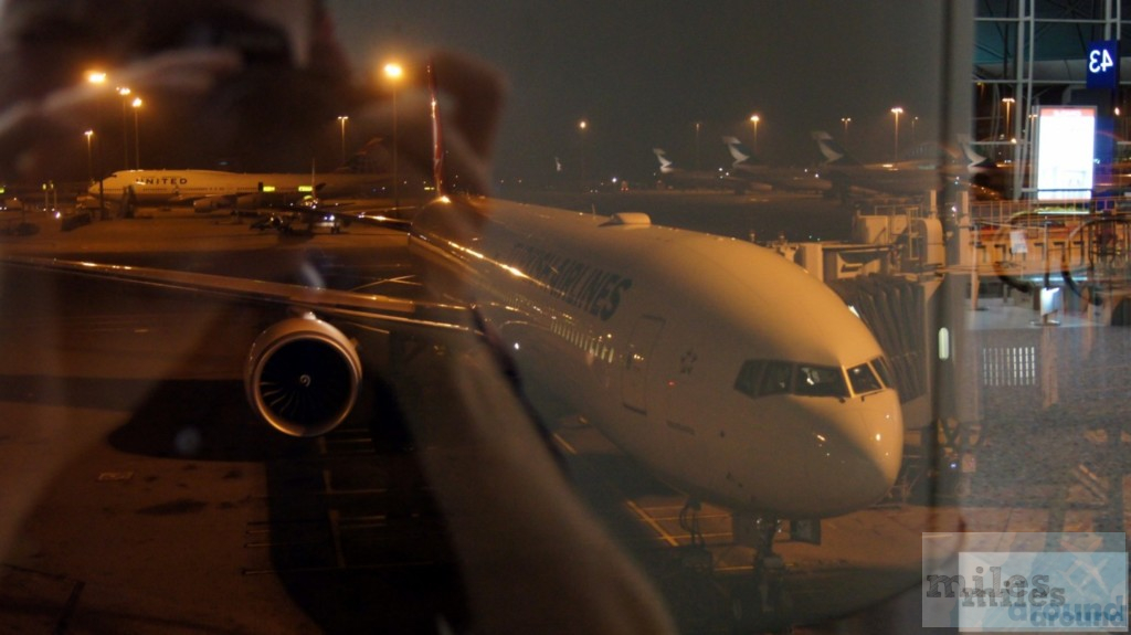 Boeing 777-300ER (Kennung: TC-JJM „Marmara“) am Gate in Hong Kong