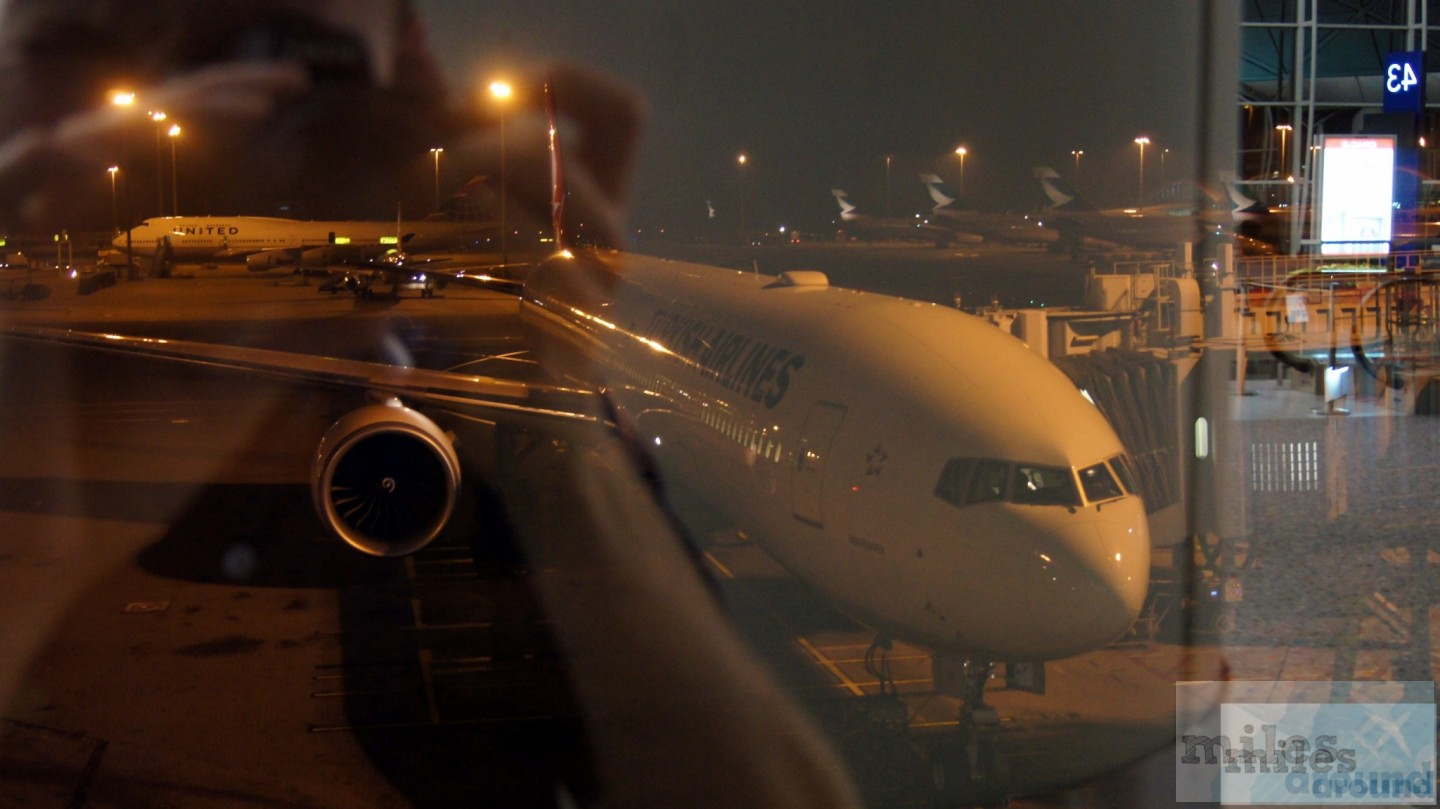 Boeing 777-300ER (Kennung: TC-JJM „Marmara“) am Gate in Hong Kong