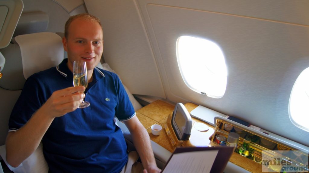 Champagner zur Begrüßung in der Emirates First Class im Airbus A380