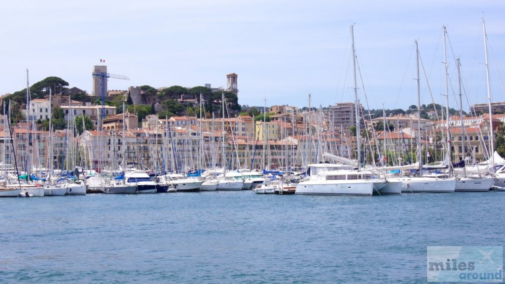 Hafen von Cannes mit Le Suquet im Hintergrund