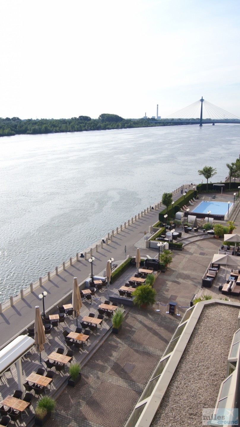 Blick auf den Pool vom Hilton Vienna Danube