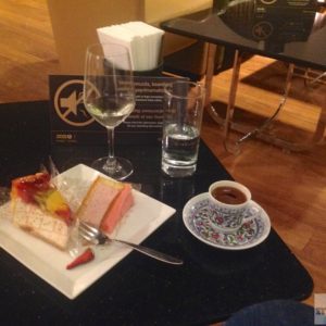 Lecker Kuchen und Türkischer Kaffee - CIP Lounge Istanbul