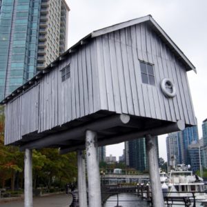 Schiefes Stelzenhaus im Kohlehafen von Vancouver
