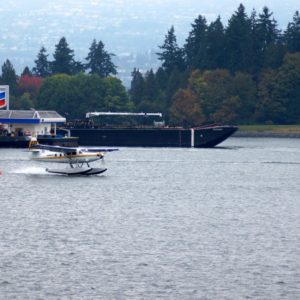 Wassertankstelle mit landendem Flugzeug