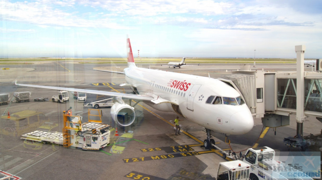 SWISS A320 am Gate in Nizza