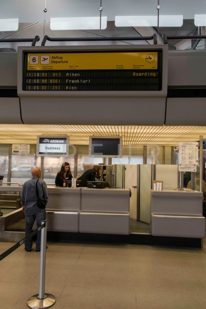 Gate A6 mit Aegean Airlines Check-in (by airfurt.net)