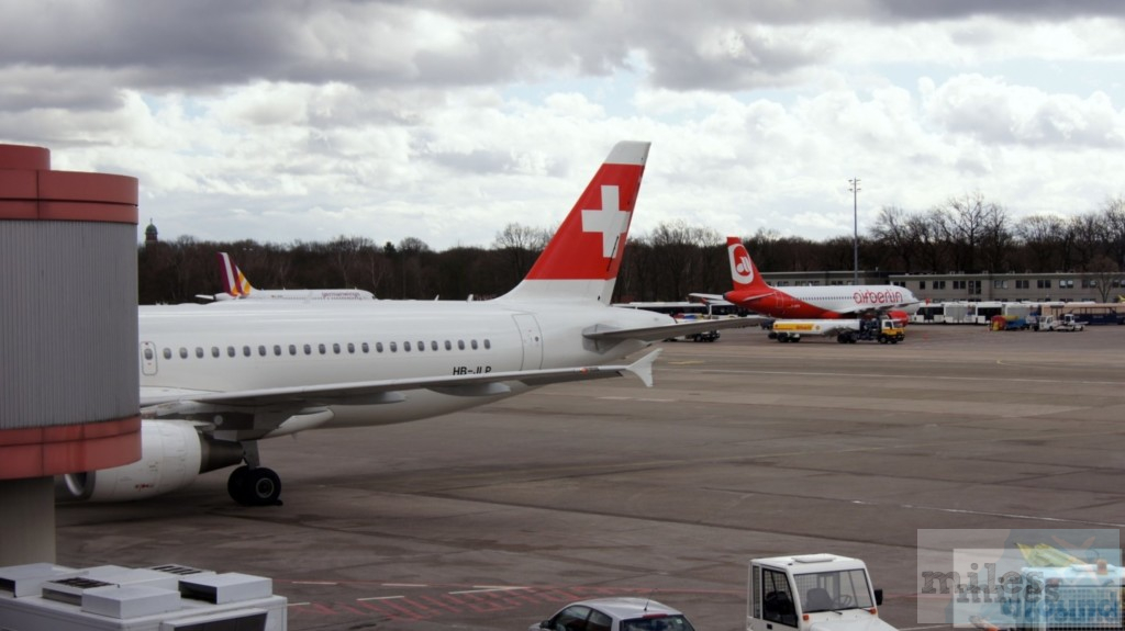 SWISS A320-200 (Registrierung HB-JLP) am Gate A11