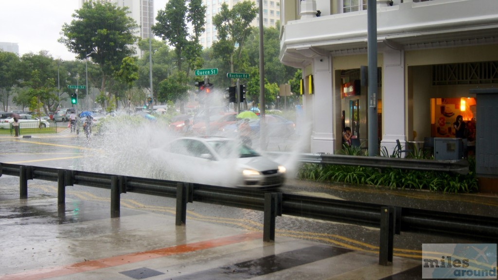 Wassermassen auf Singapurs Straßen