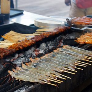 Satay-Spieße auf dem Grill