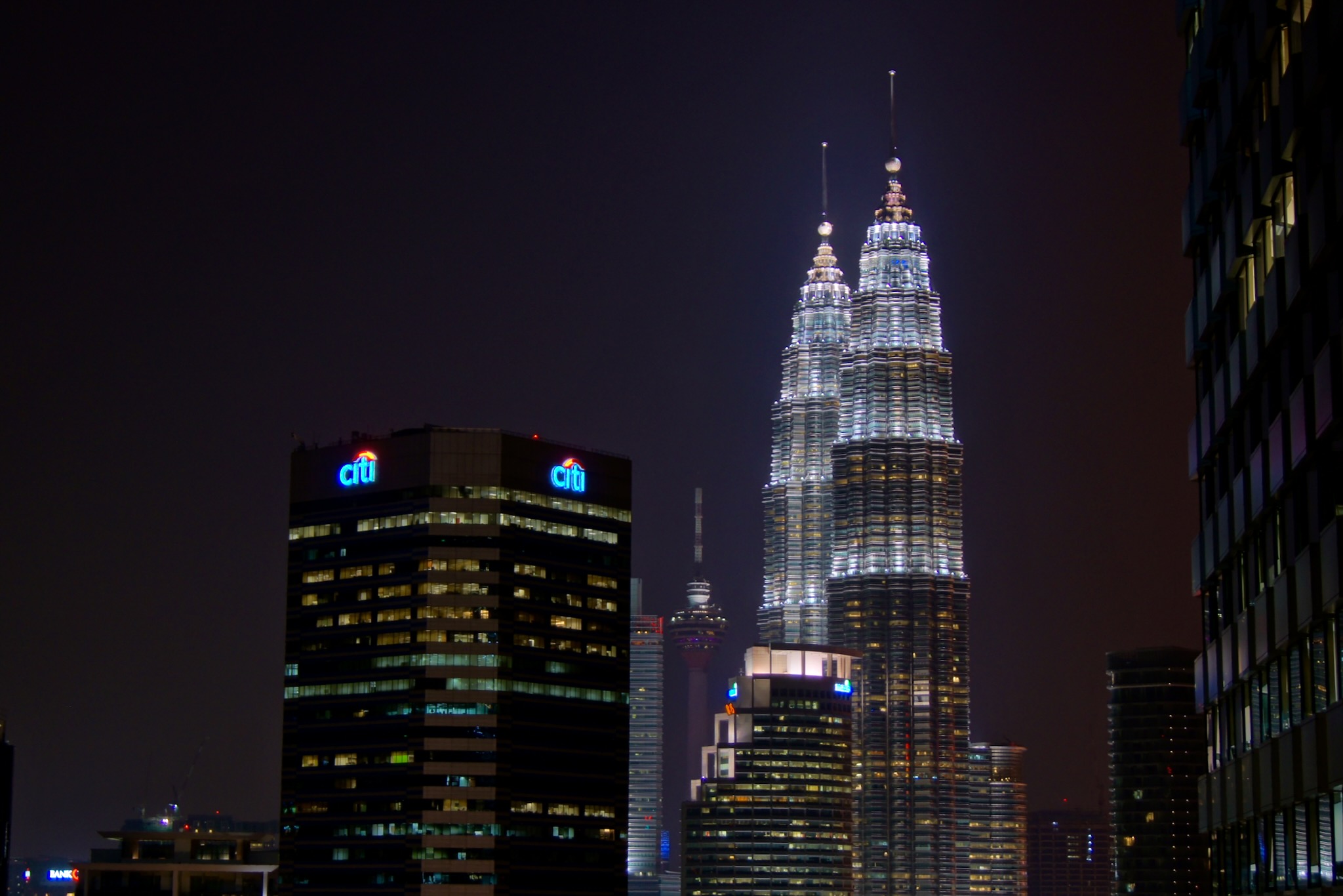 Blick auf die Petronas Towers bei Nacht