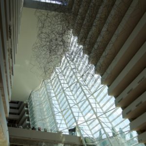 Kunst in der Lobby des Marina Bay Sands