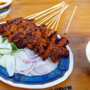 Satay-Spieße mit Beilagen