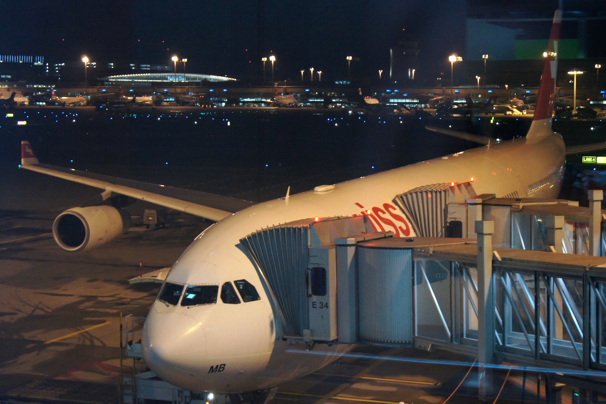 SWISS A340-300 (Registrierung HB-JMB) am Gate E34 in Zürich