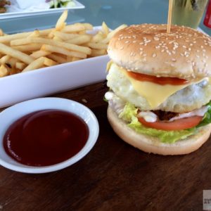 toller Burger mit Beef, Bacon, Spiegelei und Gemüse