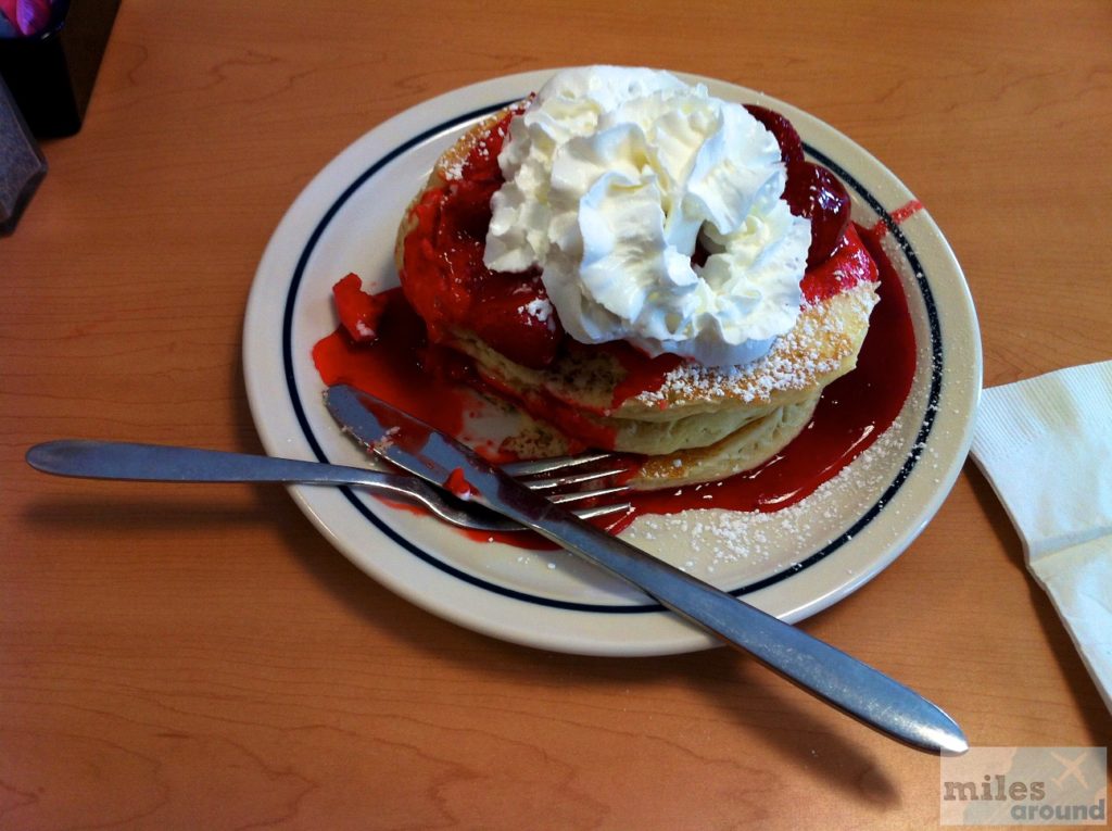 Frühstück bei IHOP - New York Cheesecake Pancake mit Erdbeeren und Schlagsahne