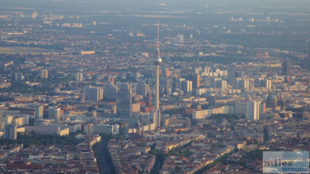 Anflug über Berlin mit Blick auf den Fernsehturm