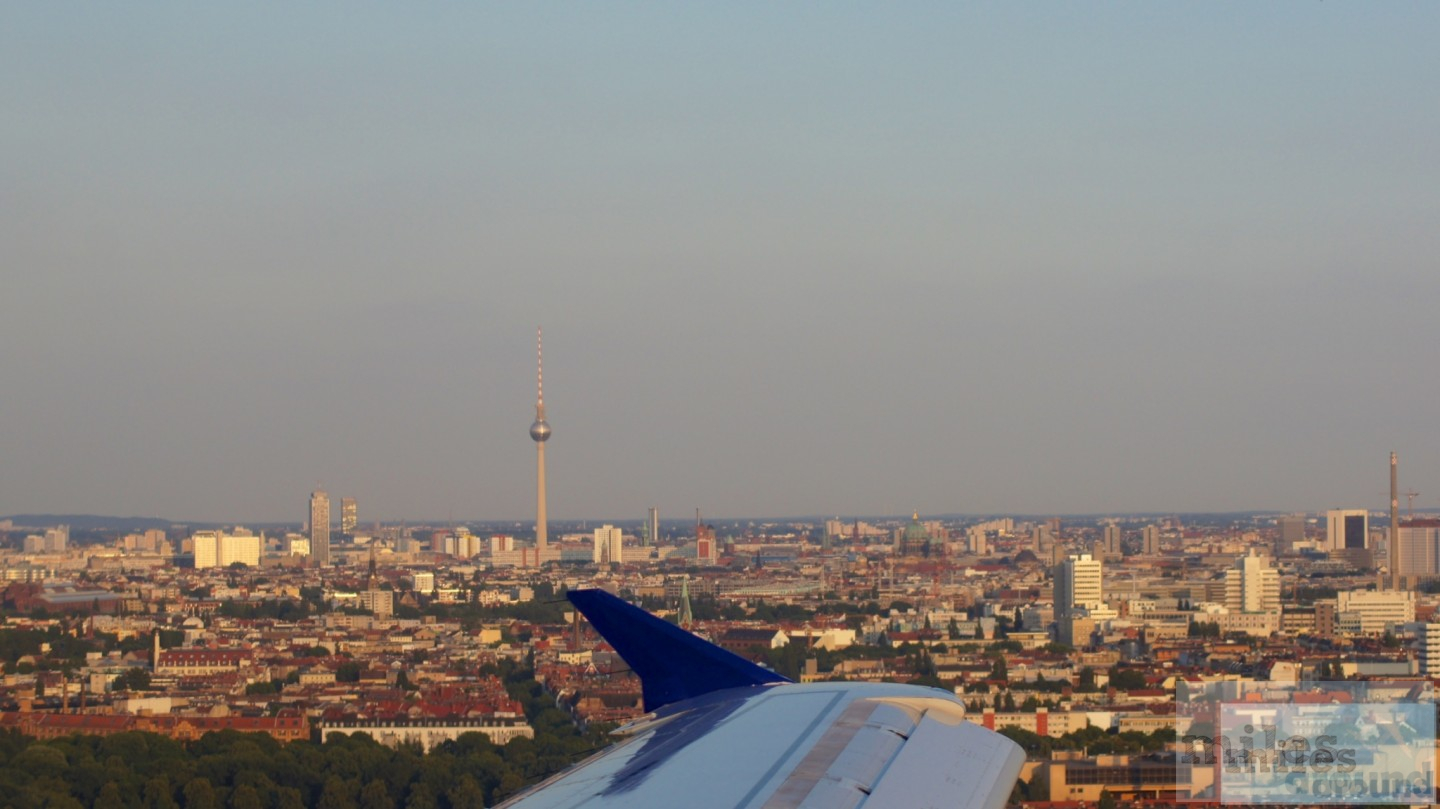 Anflug über Berlin mit Blick auf den Fernsehturm