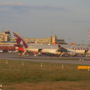 Qatar A330 am Flughafen Berlin-Tegel