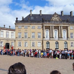 Touristen warten auf den Wachwechsel bei Schloss Amalienborg