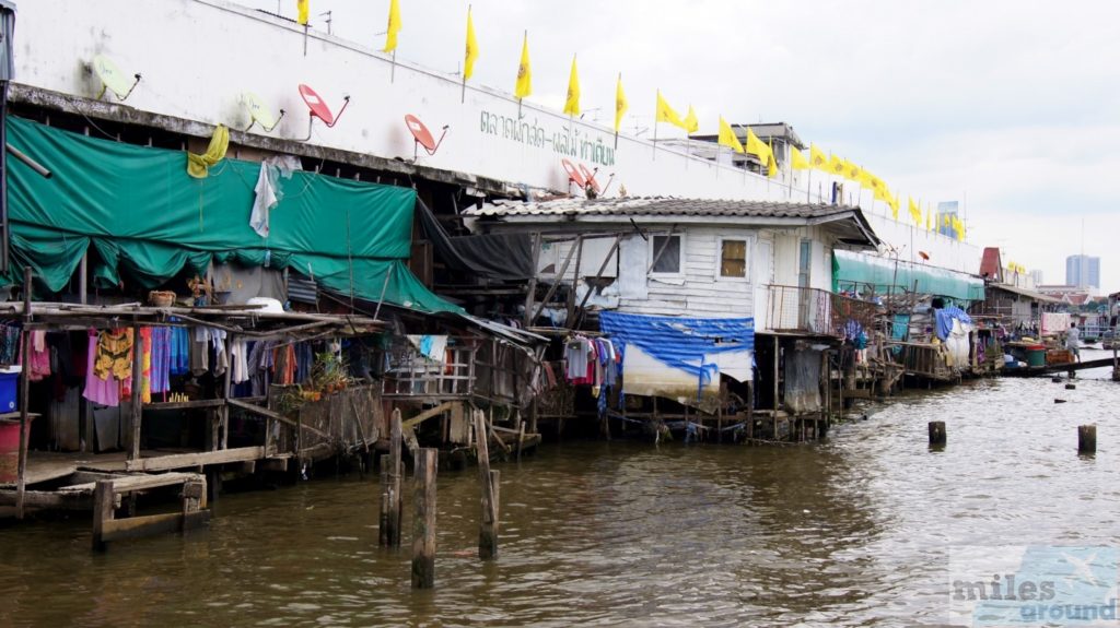 Bretterbuden am Fluss Chao Phraya