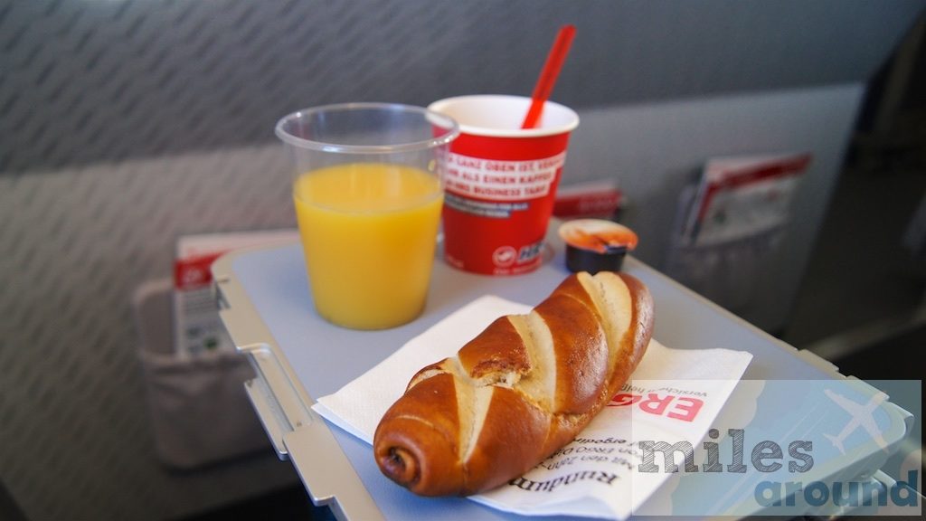 kleiner Snack - Laugenstange mit Kaffee und Orangensaft