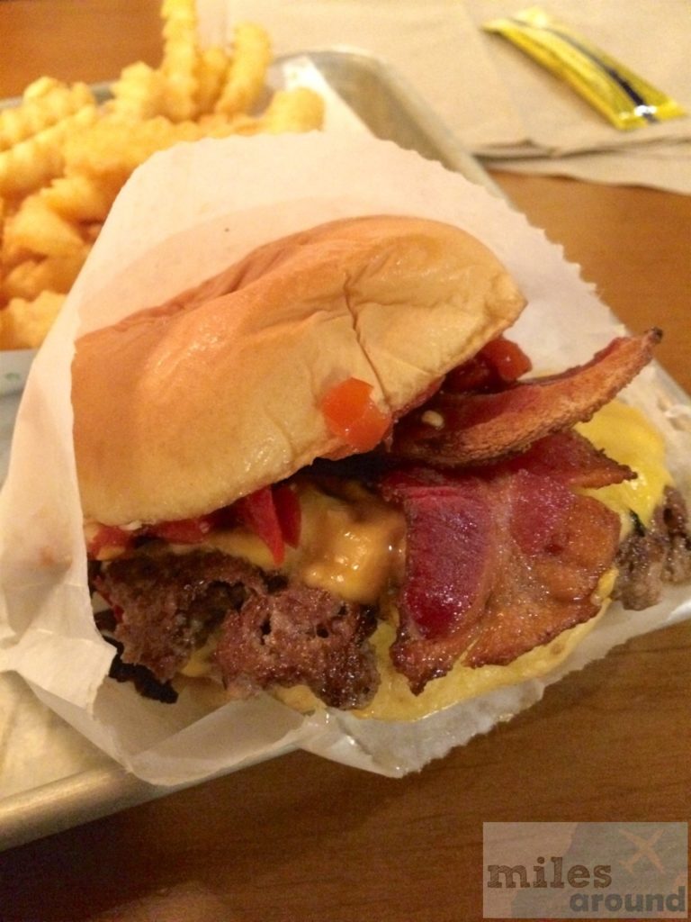 SmokeShack (doppelter Cheeseburger mit Bacon) bei Shake Shack