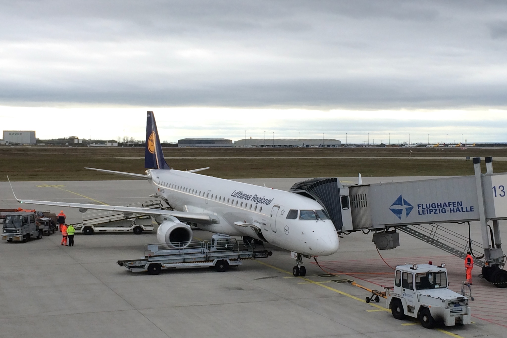 Lufthansa Regional Embraer ERJ-195LR (D-AEBH) am Gate in Leipzig