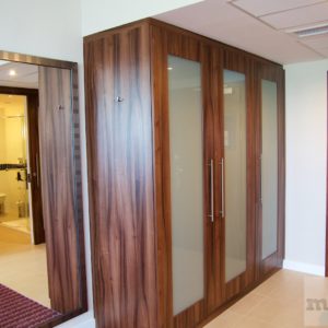 großer Kleiderschrank