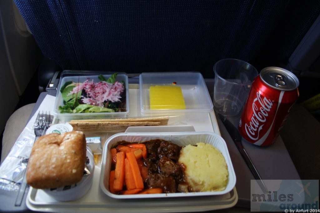 Abendessen an Bord in der SAS Go Economy Class in der Airbus A340-300