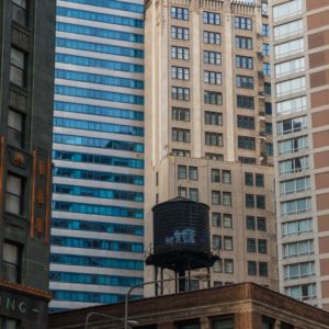 Wassertank auf einem Hochhaus