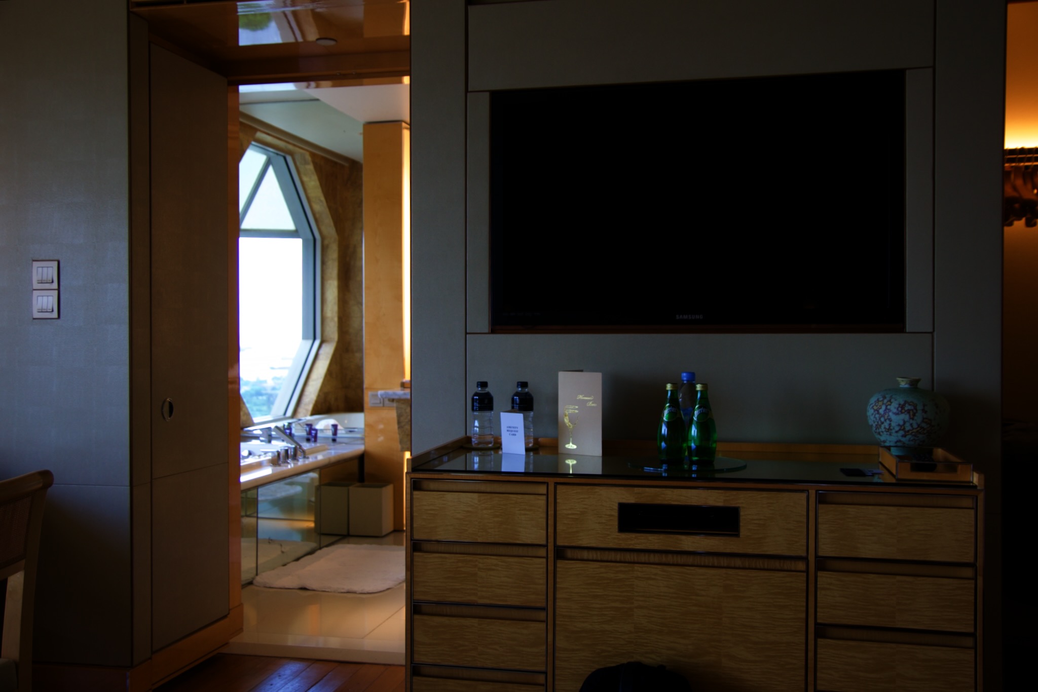 46" LED TV und Minibar