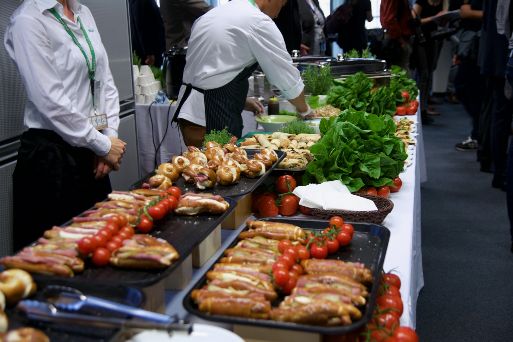 Buffet mit deutschen und asiatischen Spezialitäten