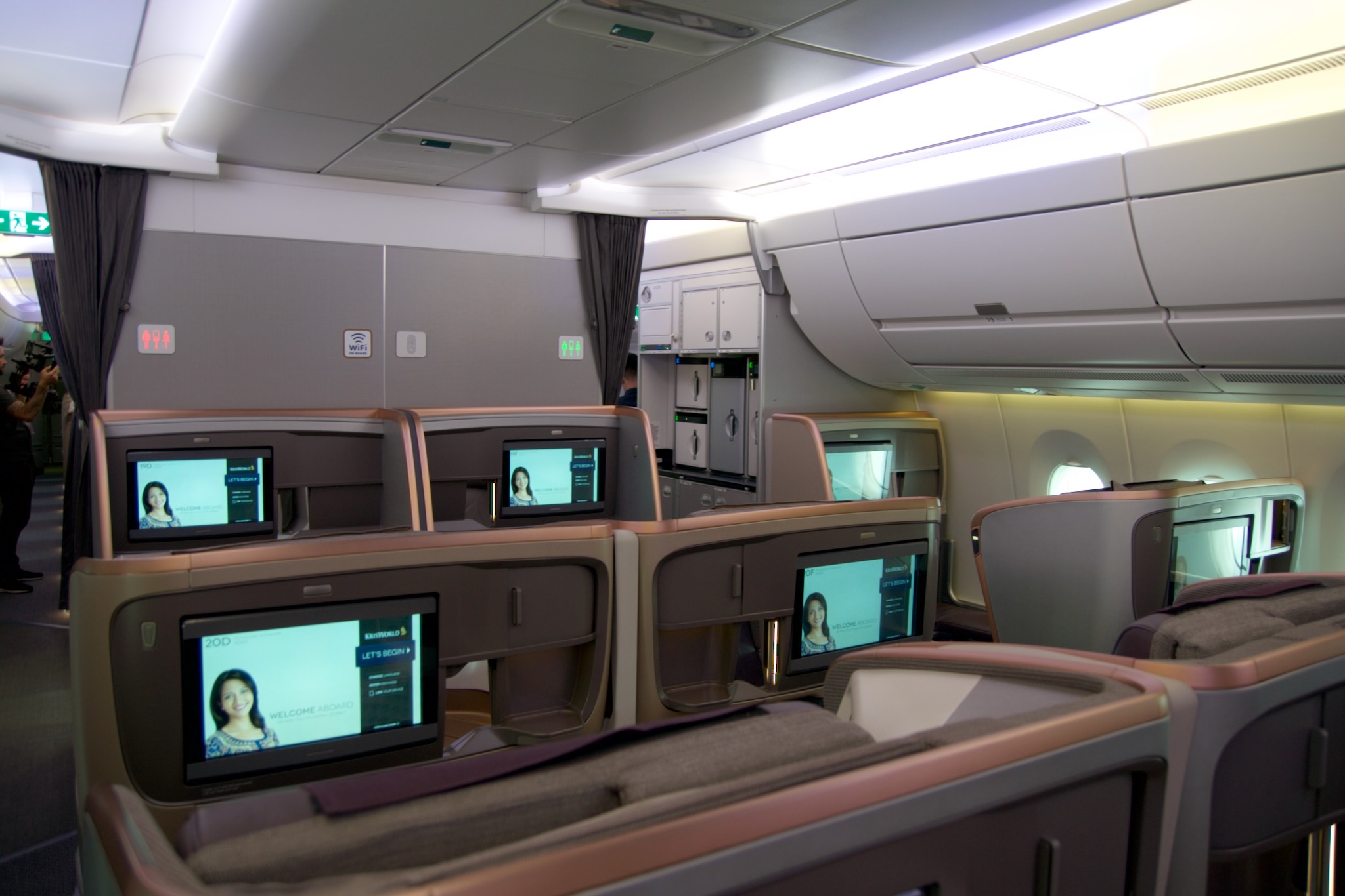 Freier Zugang zum Gang in der Singapore Airlines Business Class in der Airbus A350-900