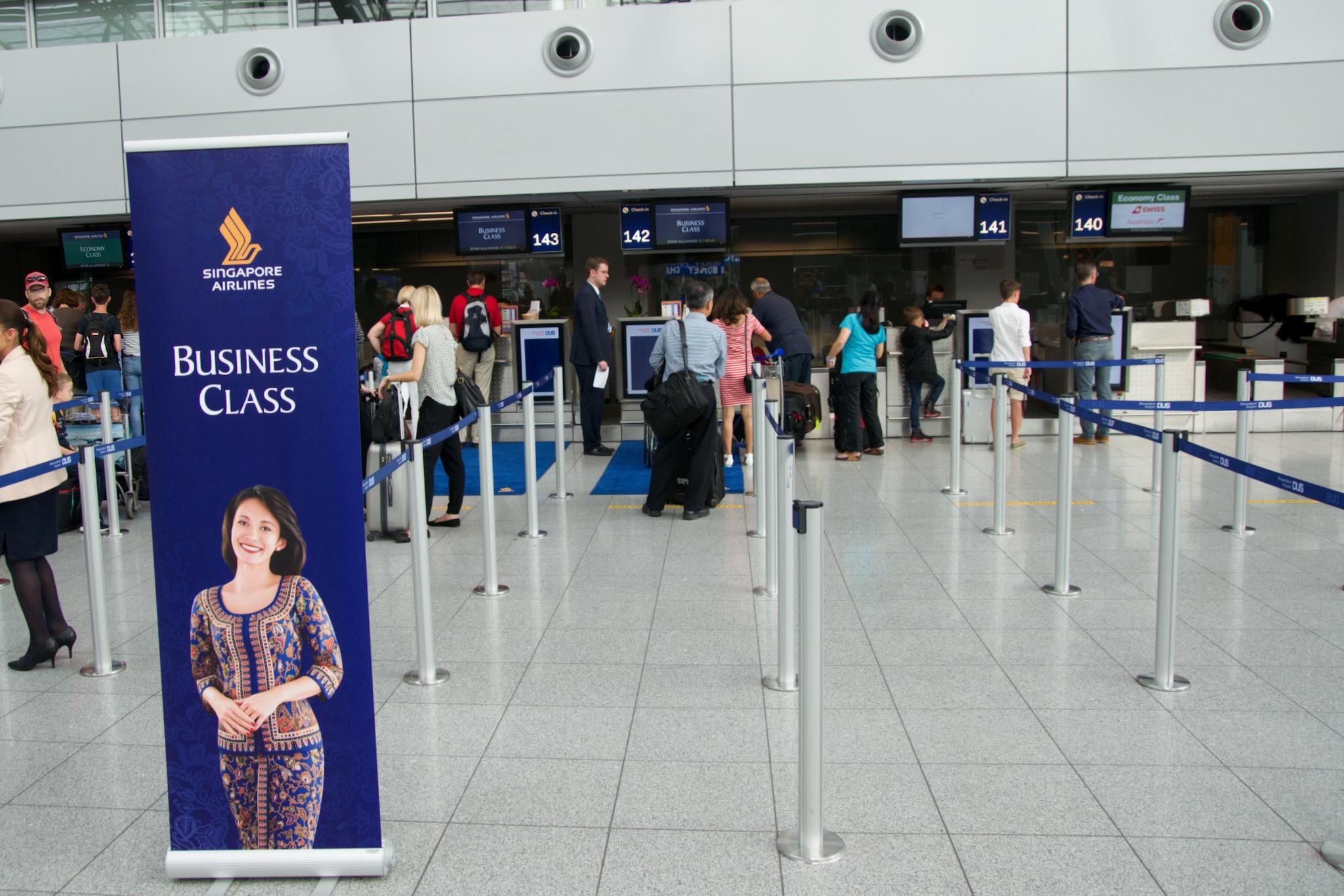 Singapore Airlines Business Class Check-in am Flughafen Düsseldorf
