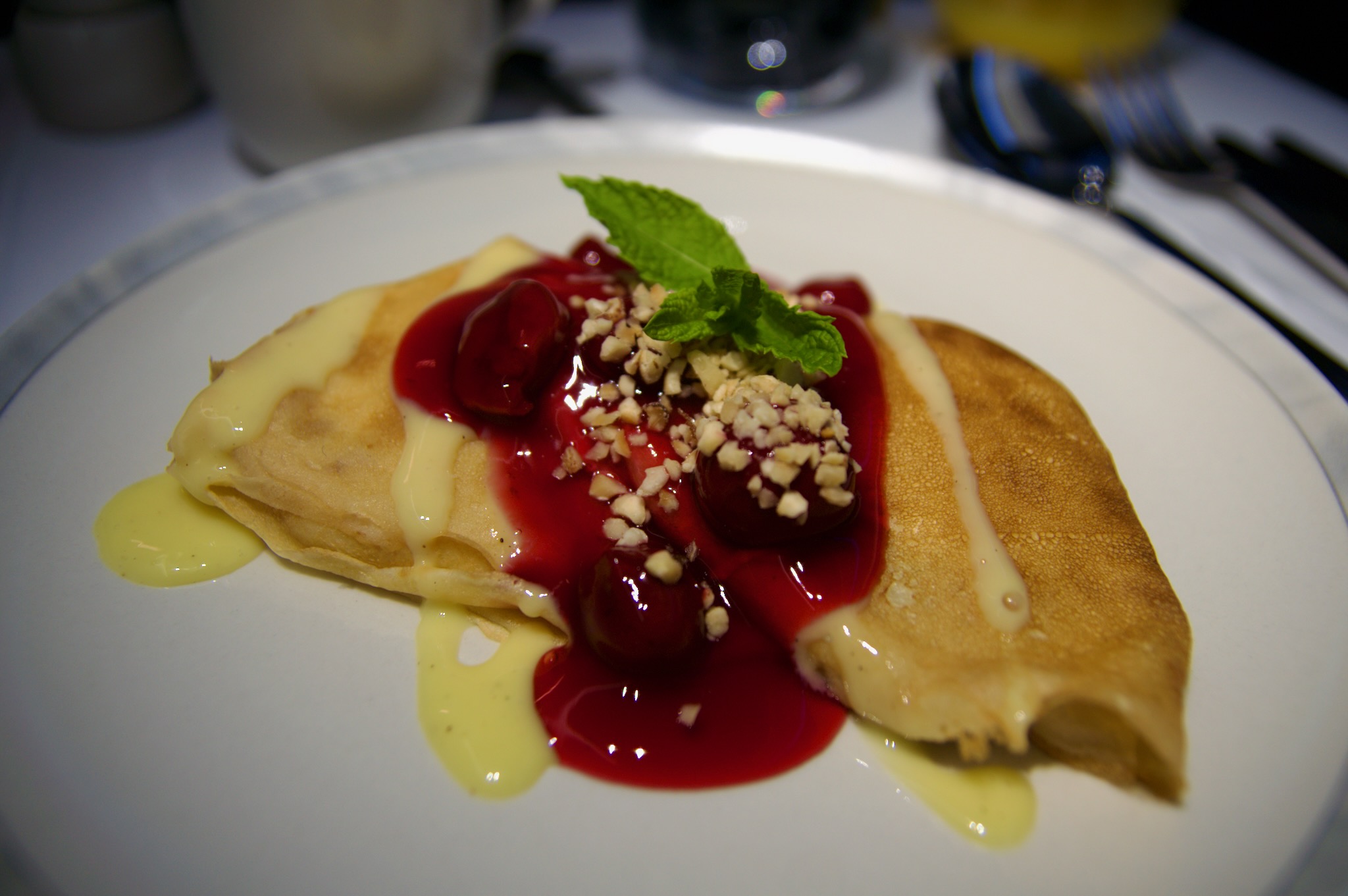 Warmer Crêpe mit Quark, Sauerkirschkompott und Vanillesauce