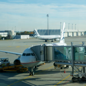 Airbus A320 von Aegean (Registrierung SX-DVU) am Gate