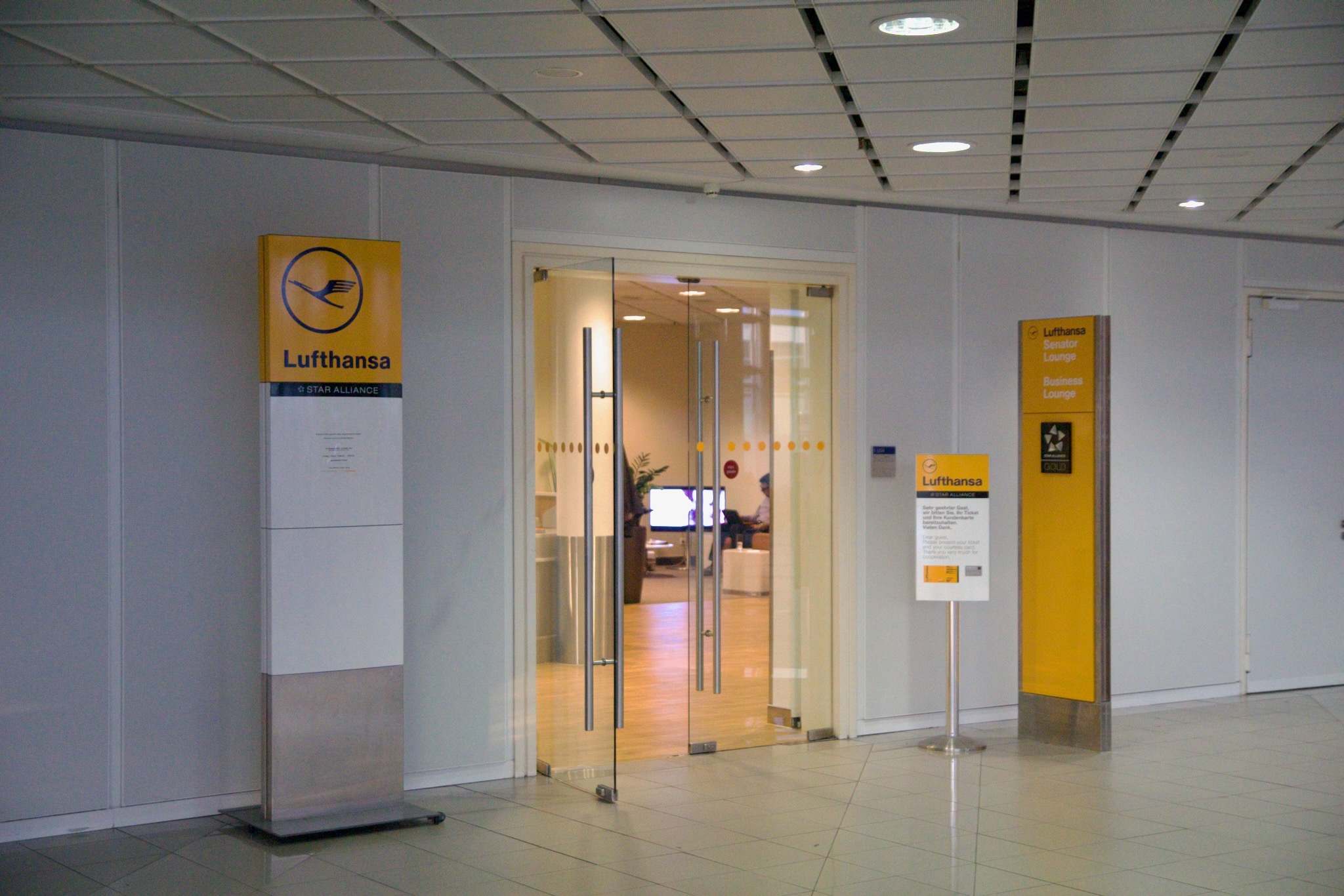 Eingang zur Lufthansa Business und Senator Lounge am Flughafen Leipzig/Halle