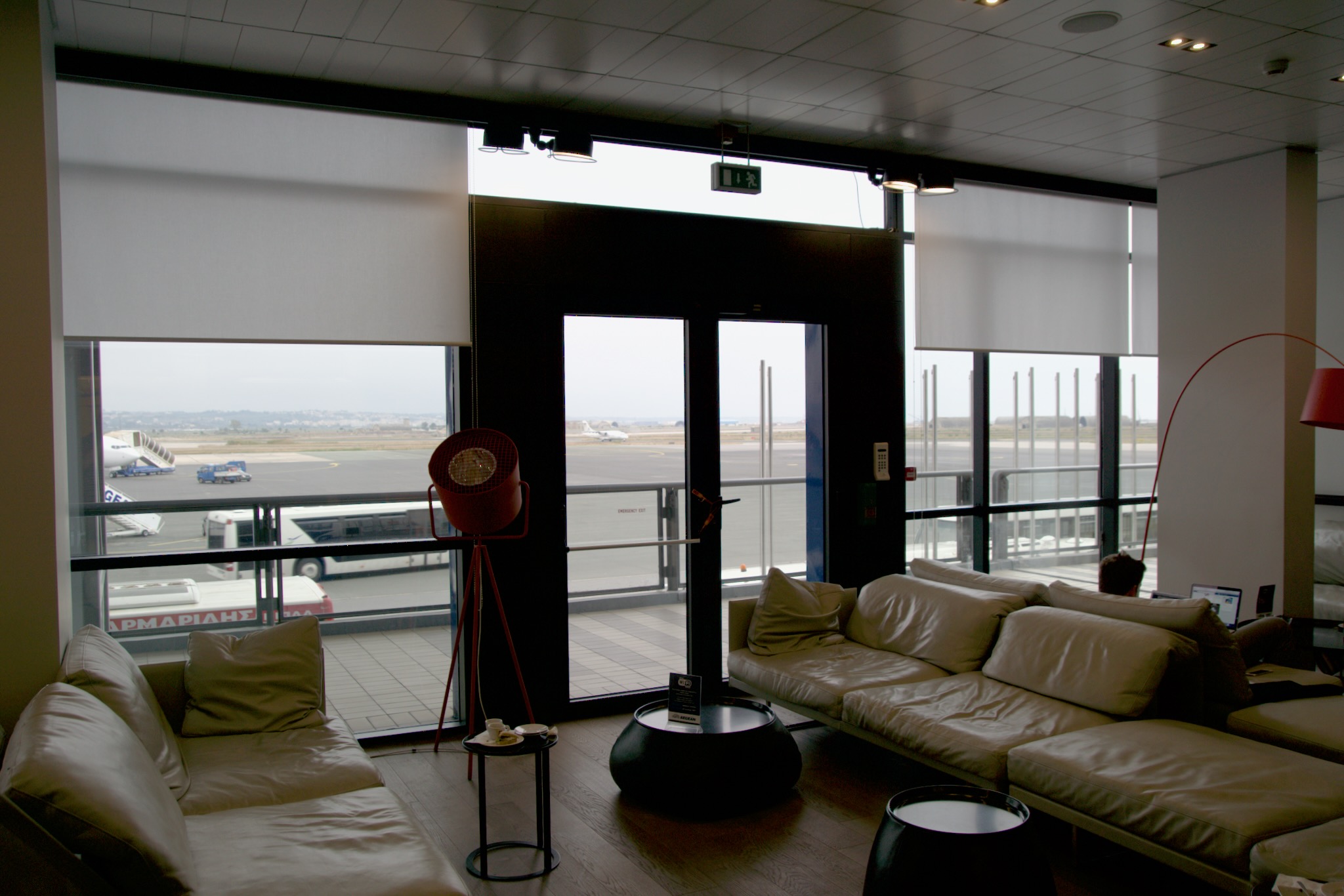 Sitzbereich an der großen Fensterfront der Aegean Business Lounge Thessaloniki