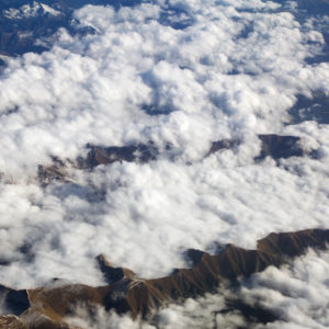 Wolken zwischen den Bergkämmen