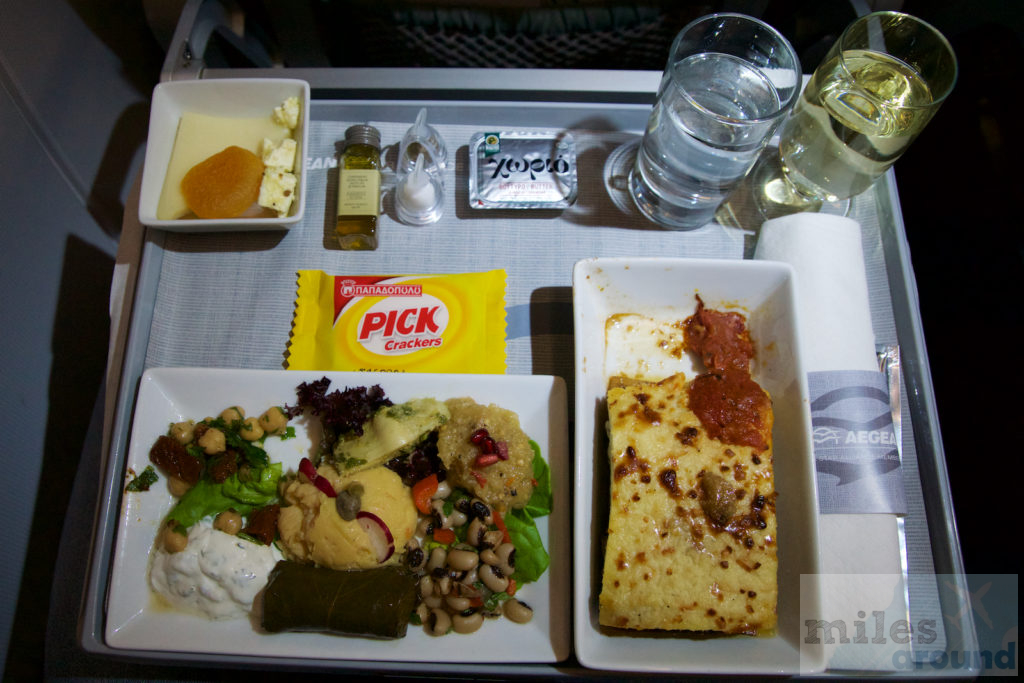 warmes Abendessen Aegean Airlines - traditionelle Moussaka und griechische Hors­d'œu­v­re Platte