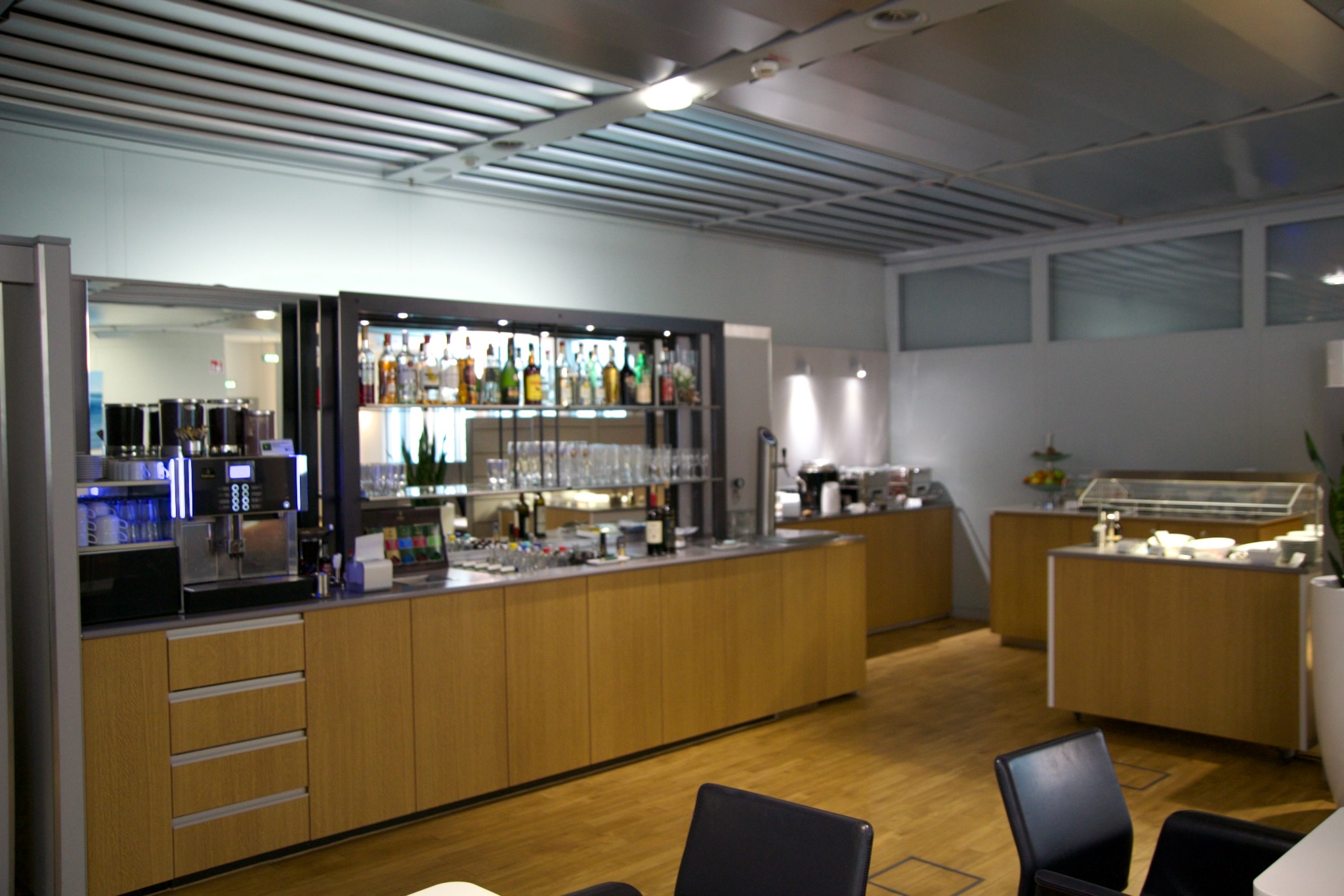 Lufthansa Senator Lounge Nürnberg – Angebot an Speisen & Getränken (entschuldigt den miserablen Fokus)