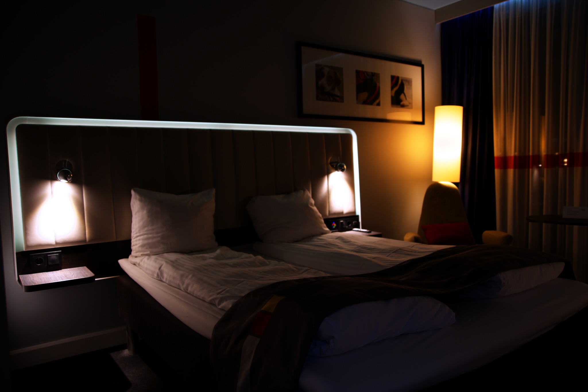 Doppelbett mit LED-Installation
